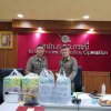 ประธานกรรมการ และคณะกรรมการสหกรณ์ออมทรัพย์ตำรวจกระบี่ จำกัด มอบสิ่งของ น้ำดื่ม บะหมี่กึ่งสำเร็จรูป กาแฟ ให้กับเจ้าหน้าที่จุดตรวจตามโครงการป้อมกันและลดอุบัติเหตุทางถนนช่วงเทศกาลสงกรานต์ ปี 2562 ในจังหวัดกระบี่
