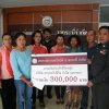พ.ต.ท.พนม สุวรรณโณ ประธานสหกรณ์ออมทรัพย์ตำรวจกระบี่  จำกัด  มอบเงินประกันชีวิตกลุ่ม  บริษัท  สหประกันชีวิต  จำกัด  (มหาชน) จำนวน 300,000 บาท ให้กับทายาทของ  ด.ต.พีรพัฒน์  พรหมณะ  เมื่อวันที่ 11 ตุลาคม 2555